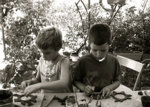 Atelier de céramique en plein air - Levens - Enfants modelants